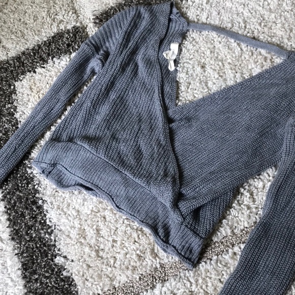 OnetheLand open back knit sweater top crossover & cropped - Picture 4 of 4